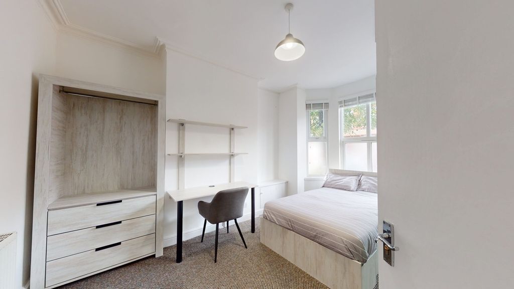 Property photo 3 of 15 A Spacious And Bright Double Bedroom Featuring Mod...