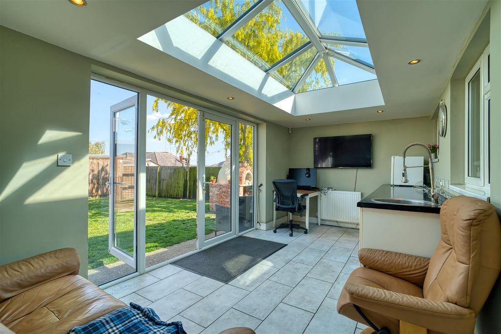 Property photo 2 of 10 Garden Room/Utilty