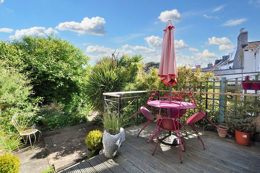 Property photo 2 of 32