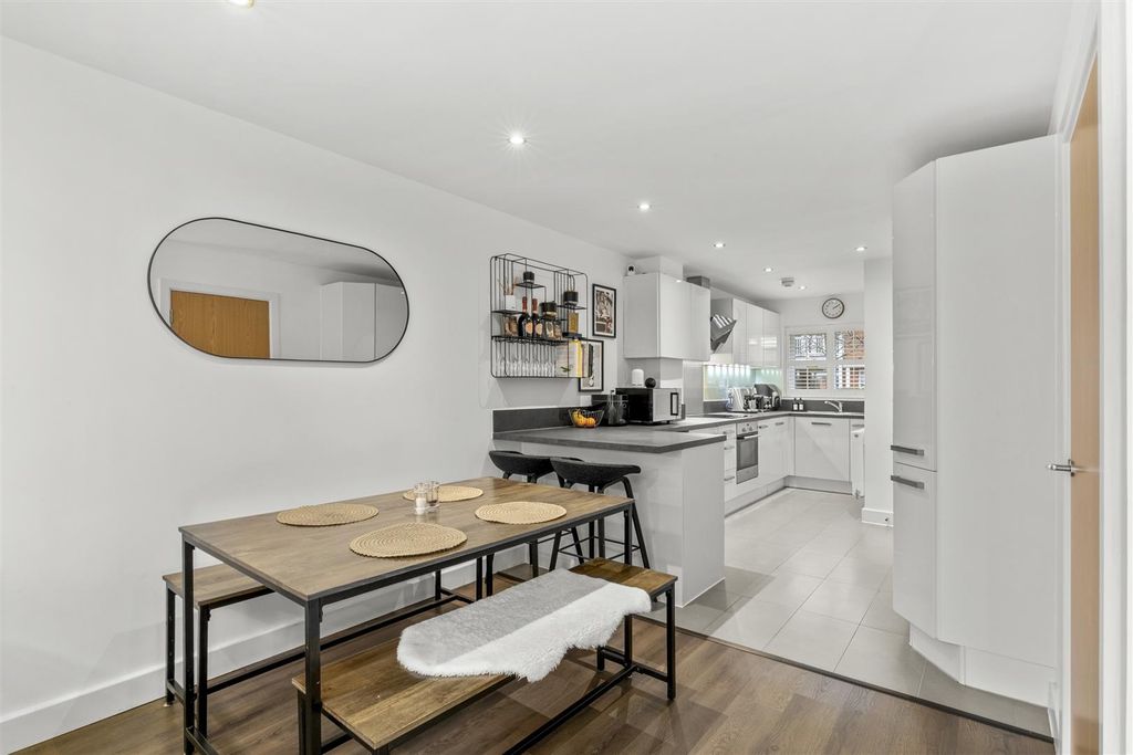 Property photo 2 of 15 97 Chequers Ave, Hp11 1Gp-9.Jpg