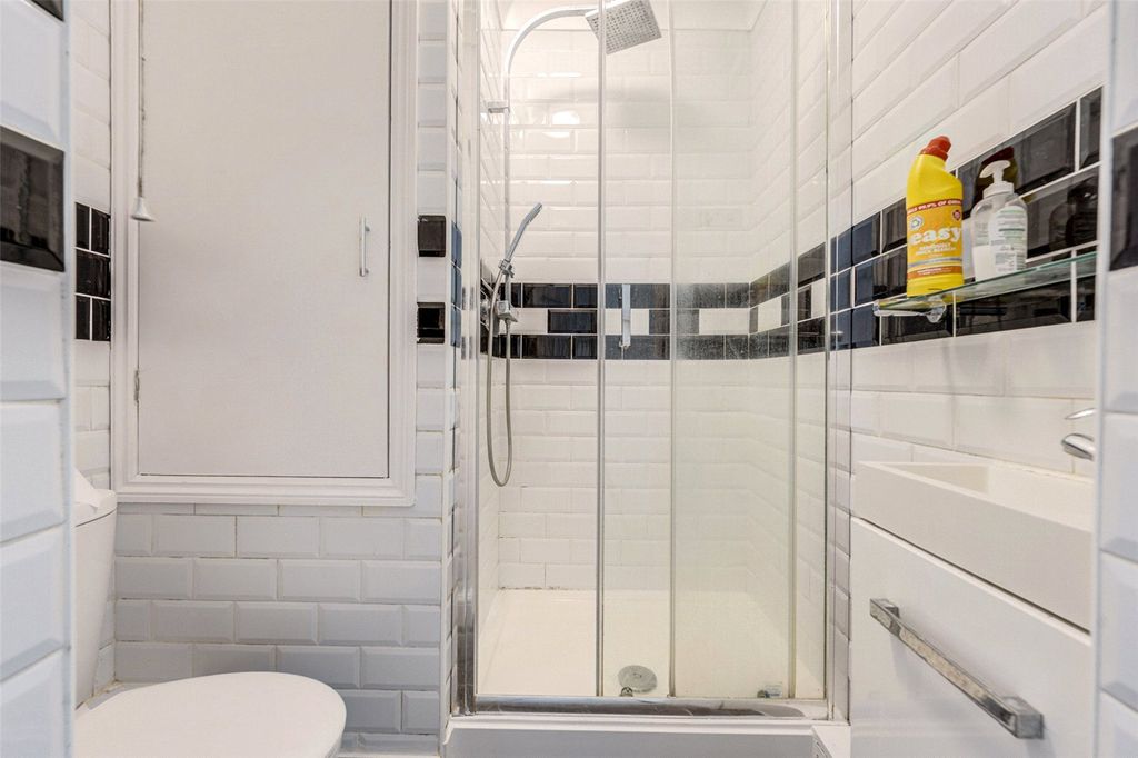 Property photo 3 of 7 Bathroom