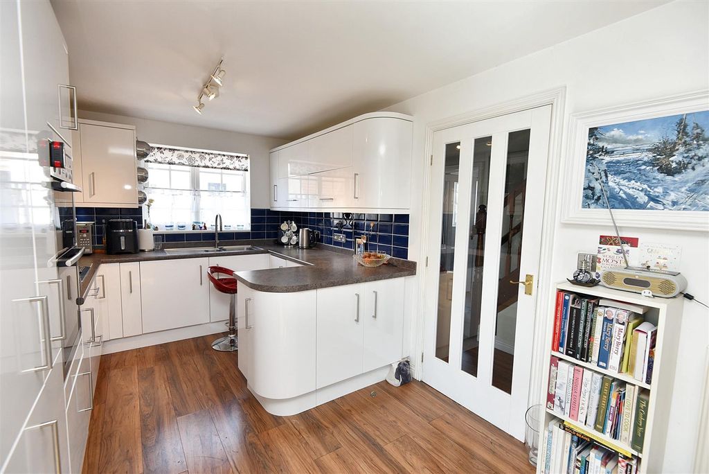 Property photo 3 of 10 Kitchen