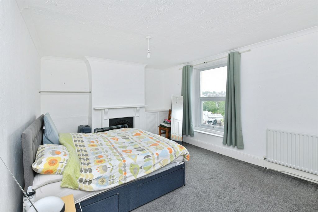 Property photo 3 of 28