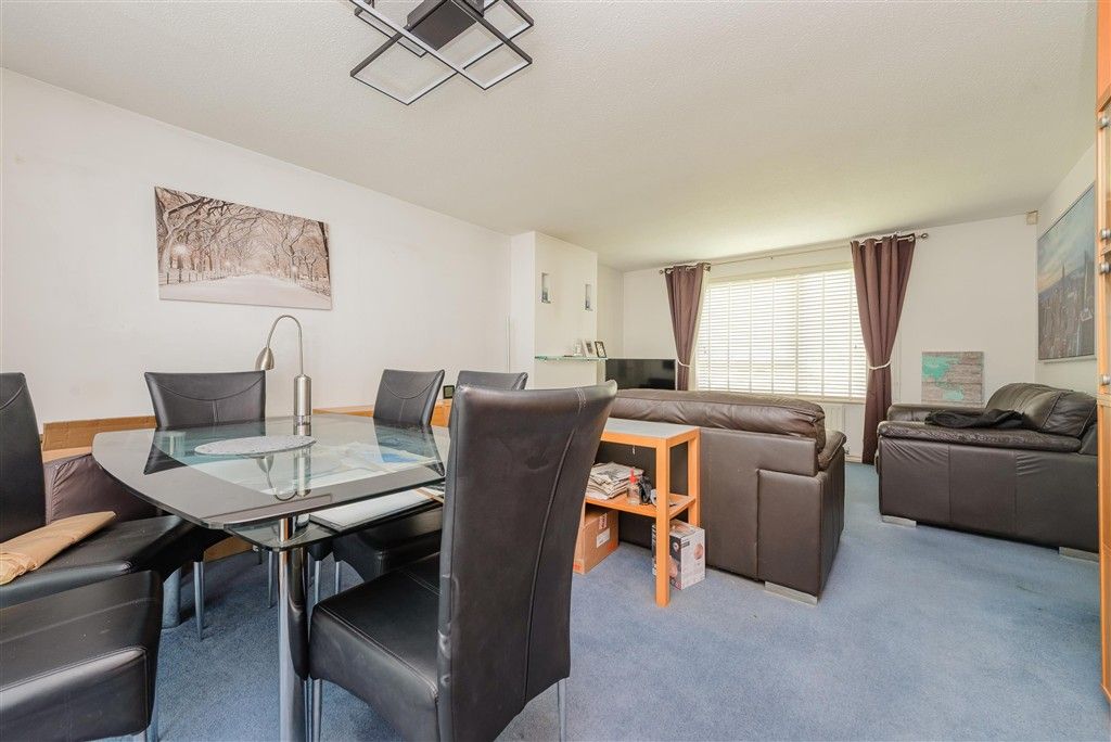 Property photo 3 of 14 Lounge