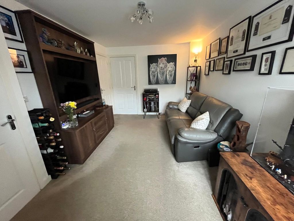 Property photo 3 of 10 Lounge