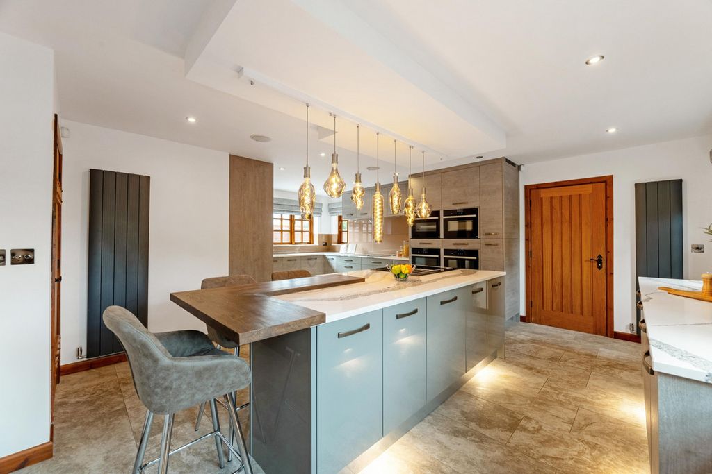 Property photo 2 of 37