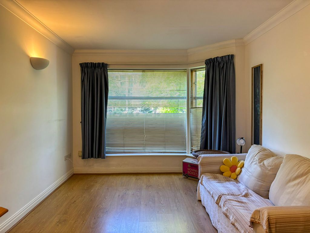 Property photo 3 of 11 Lounge
