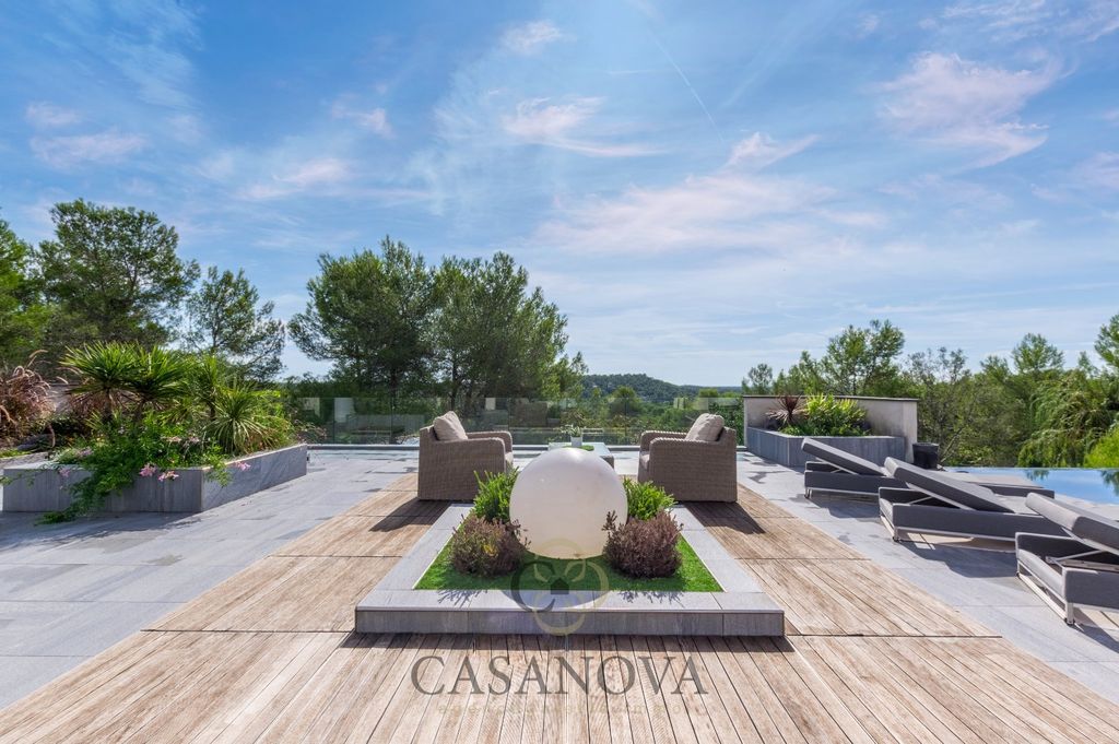 Property photo 2 of 32