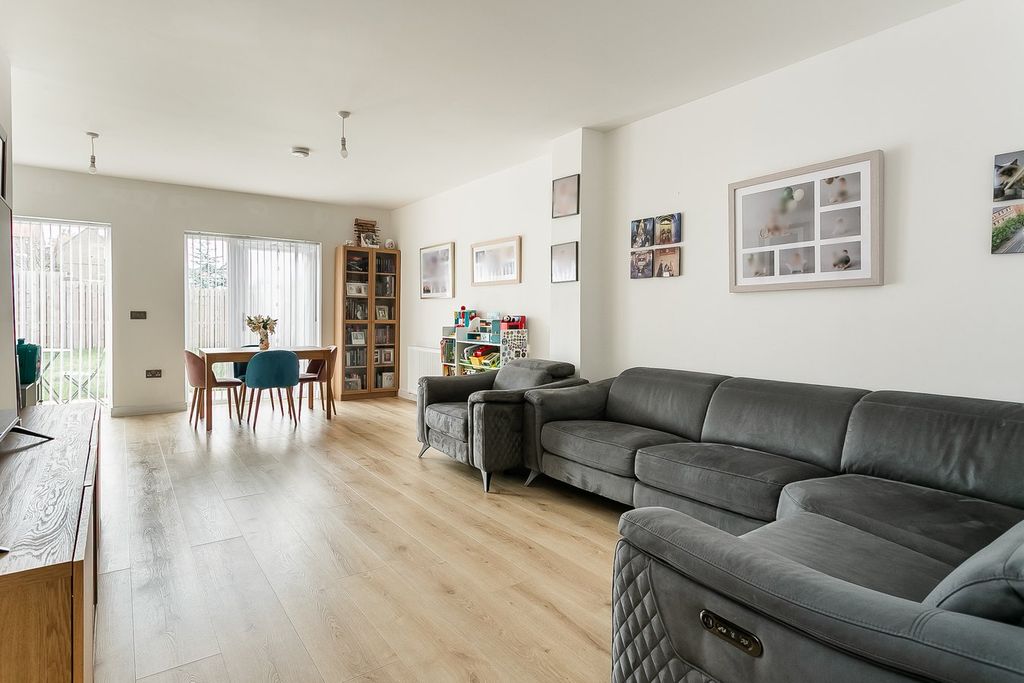 Property photo 2 of 31