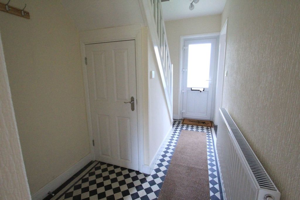 Property photo 2 of 8 Entrance Hall