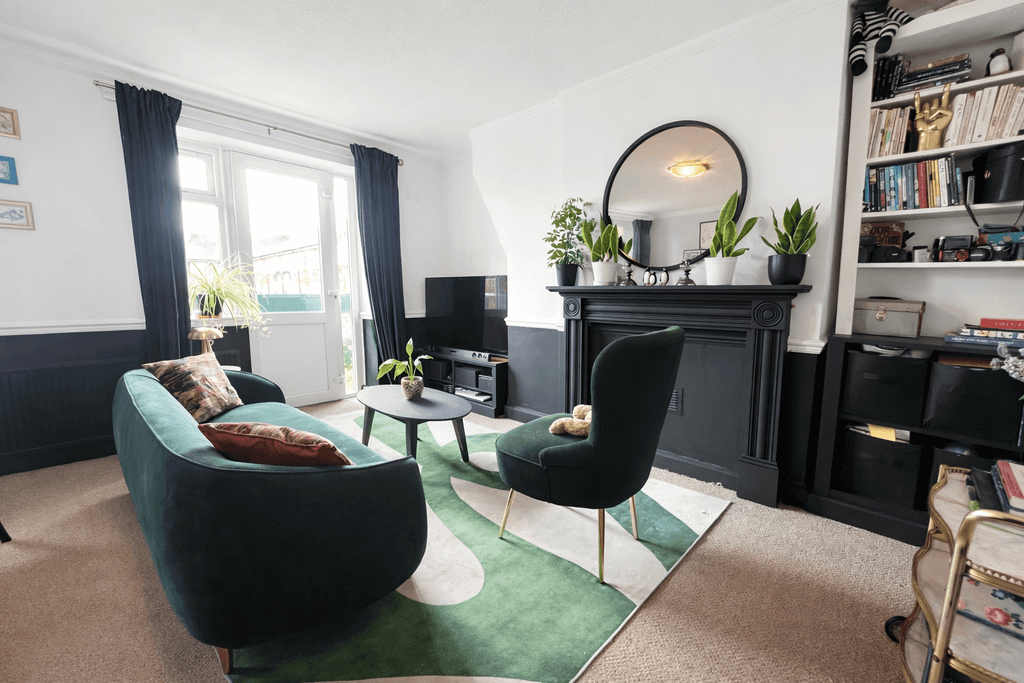 Property photo 3 of 13 Lounge