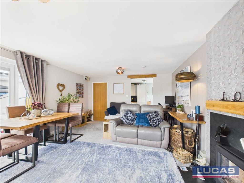 Property photo 2 of 28