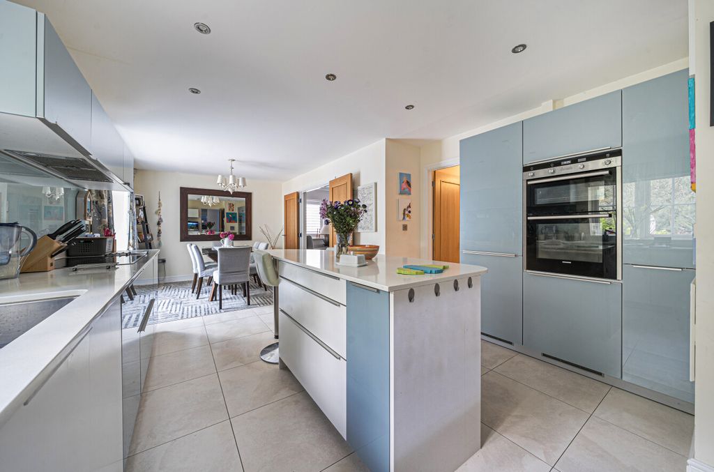 Property photo 3 of 27 Aubyns Wood Avenue