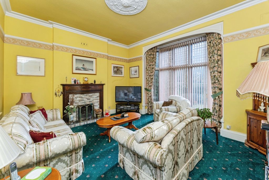 Property photo 2 of 17 Lounge