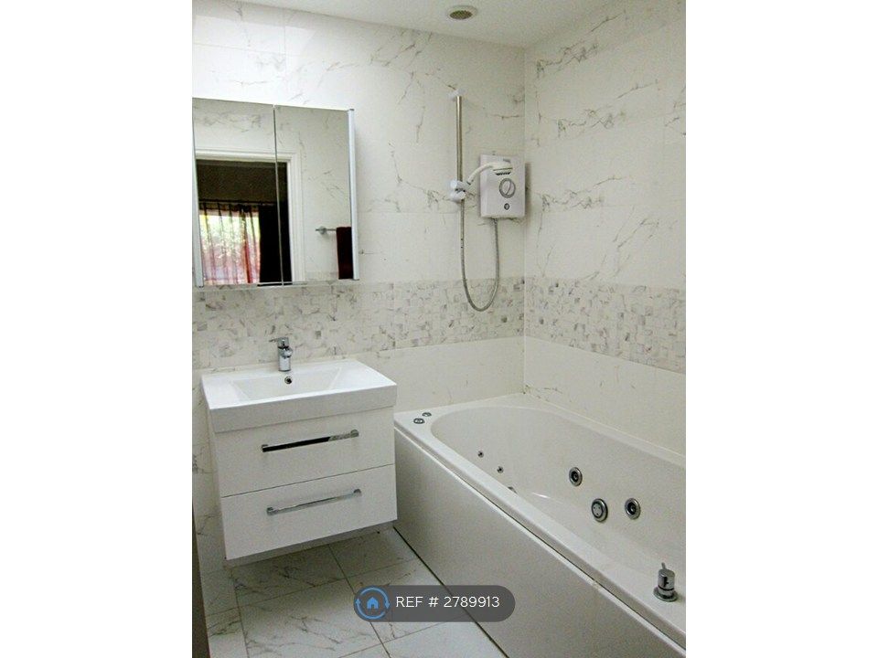 Property photo 2 of 8 En Suite Bathroom