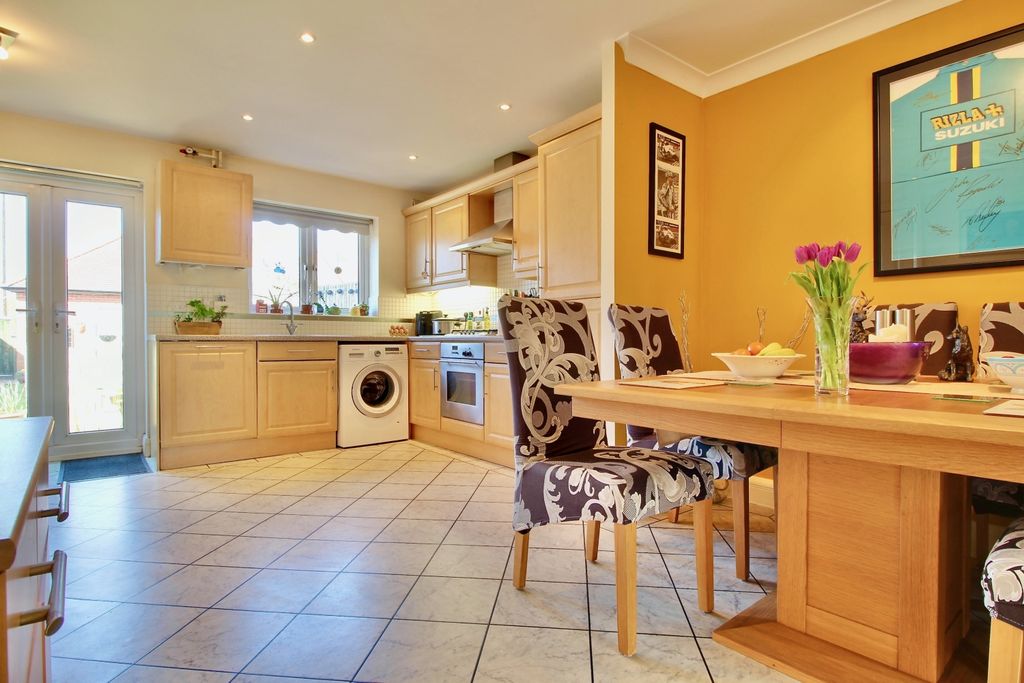 Property photo 3 of 22 Extensive Kitchen Diner