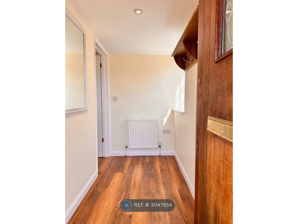 Property photo 3 of 19 Entrance Hall