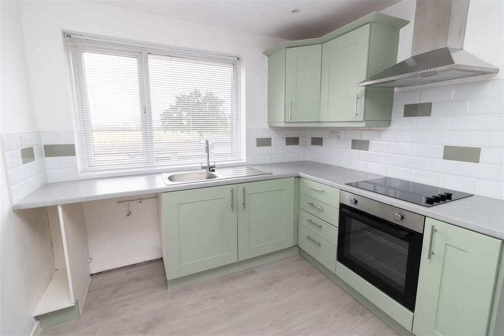 Property photo 3 of 7 Kitchen