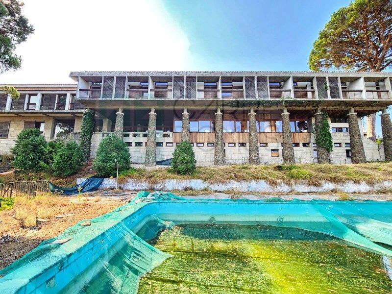 Property photo 2 of 99