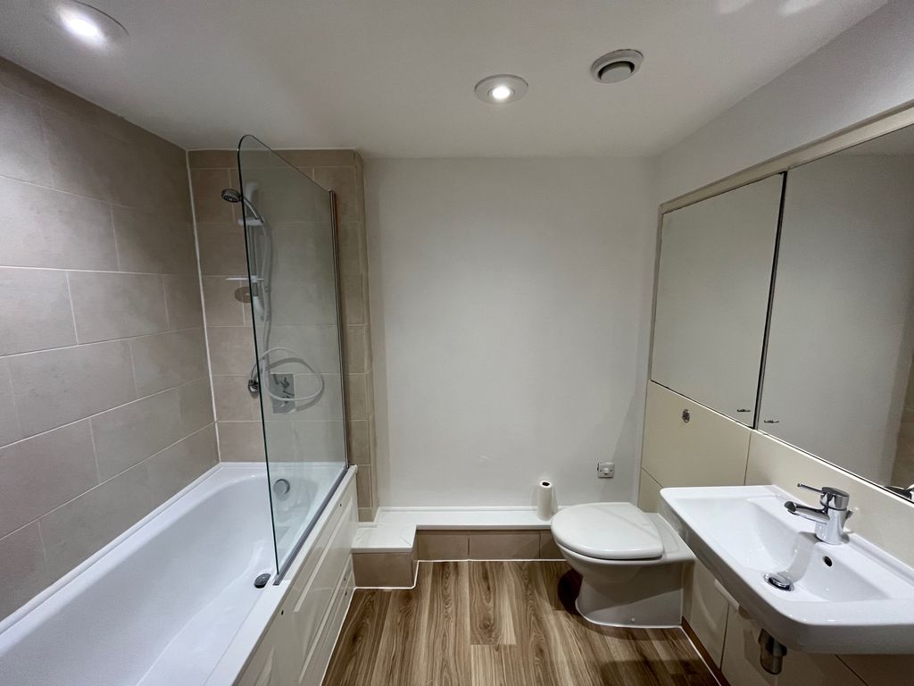 Property photo 2 of 9 Bathroom