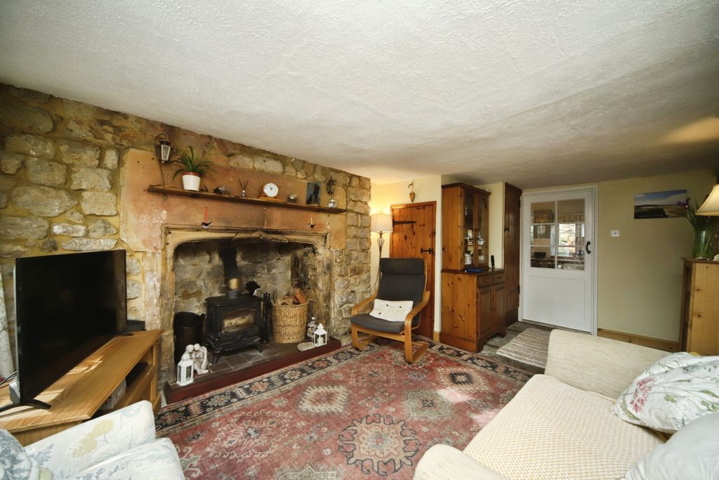 Property photo 3 of 16 Lounge