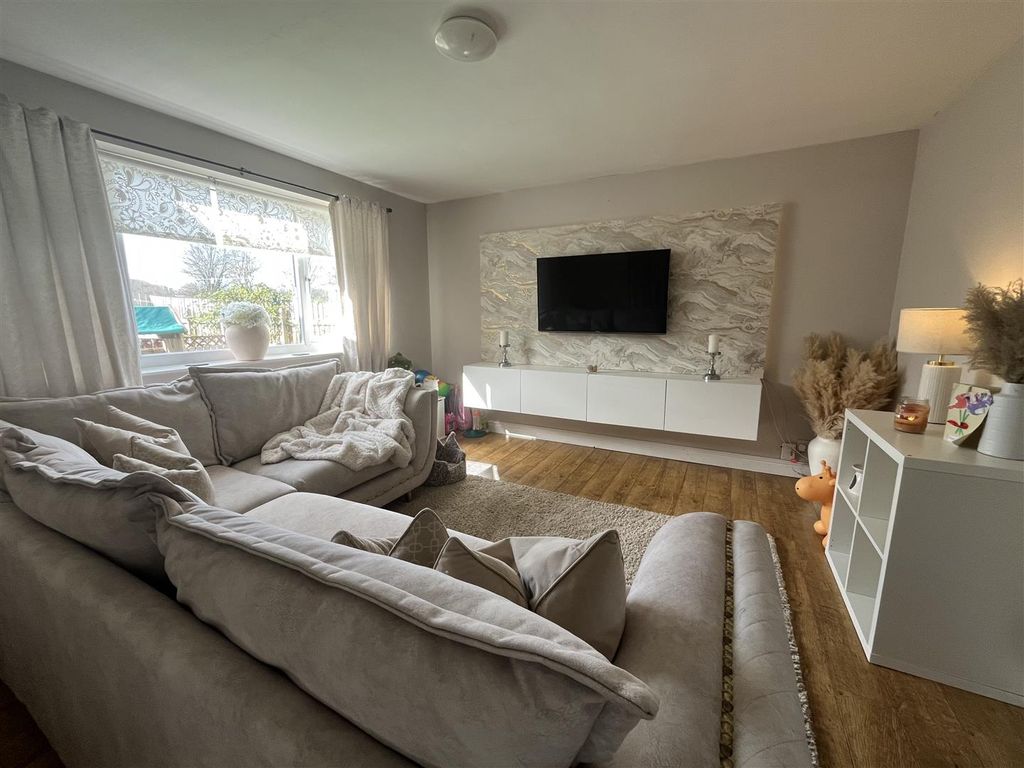 Property photo 3 of 17 Lounge