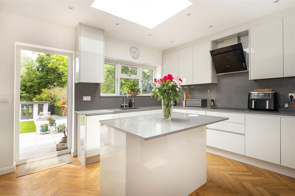 Property photo 3 of 22 58-Elmbridge-Avenue-0035 Copy.Jpg