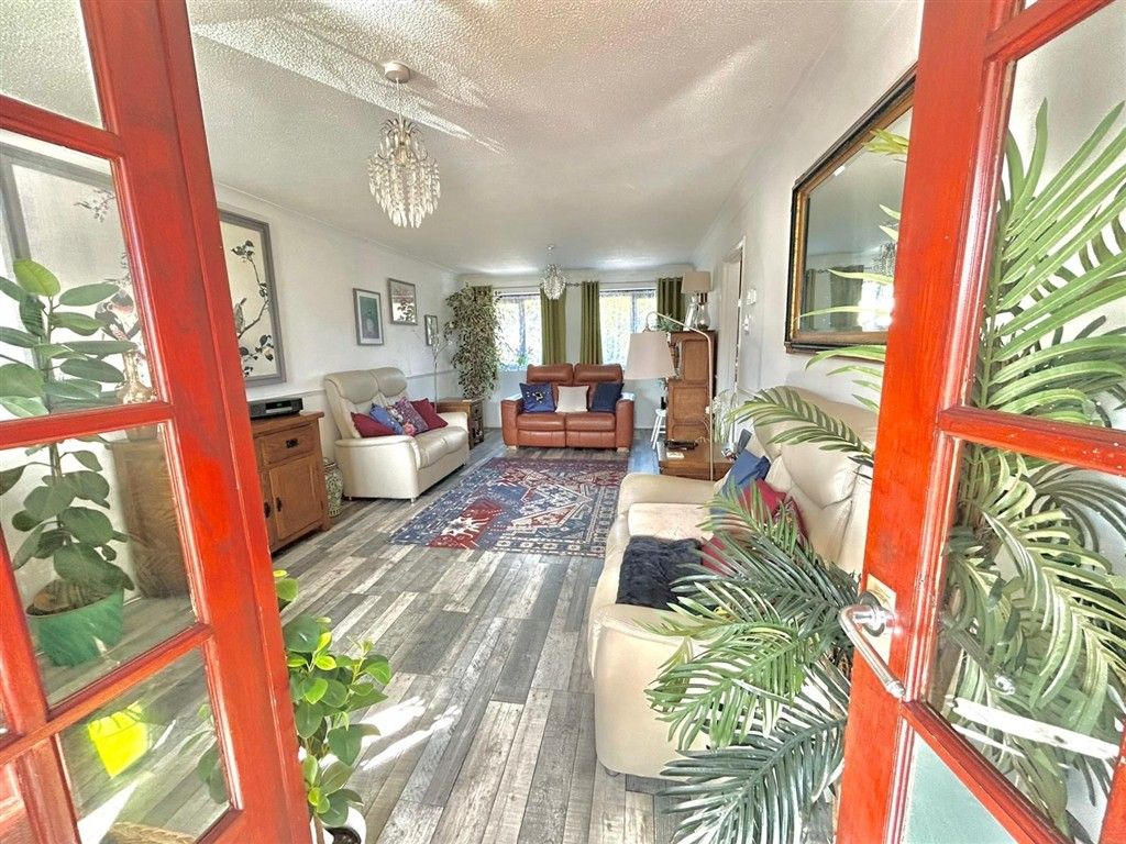 Property photo 1 of 12 Lounge