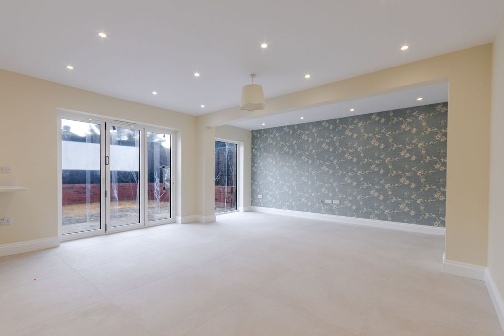 Property photo 3 of 17 Living 2