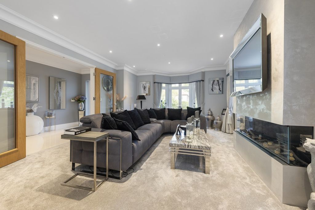 Property photo 3 of 28