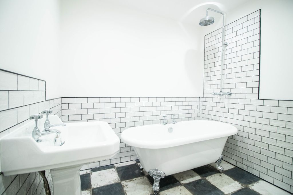 Property photo 3 of 15 425Sr Bathroom