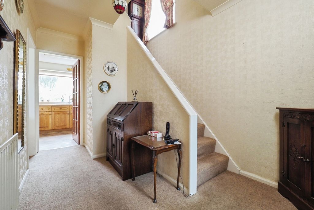 Property photo 3 of 17 Entrance Hallway