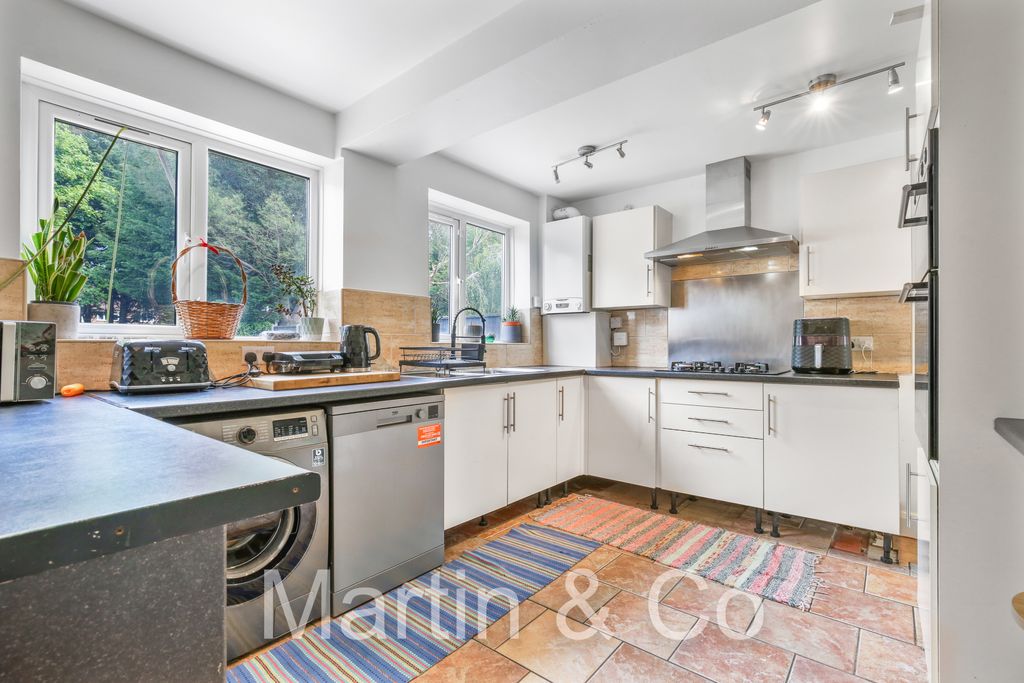 Property photo 2 of 27 1704314064 -20 Byron Road, Selsdon, Cr2 - 7
