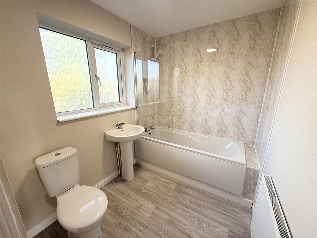 Property photo 3 of 9 Bathroom
