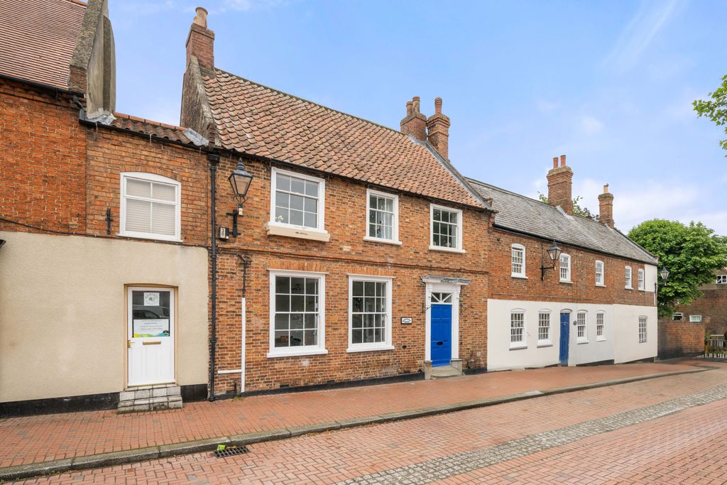 Property photo 1 of 32