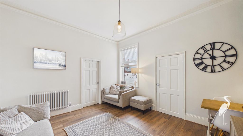 Property photo 3 of 20 Lounge