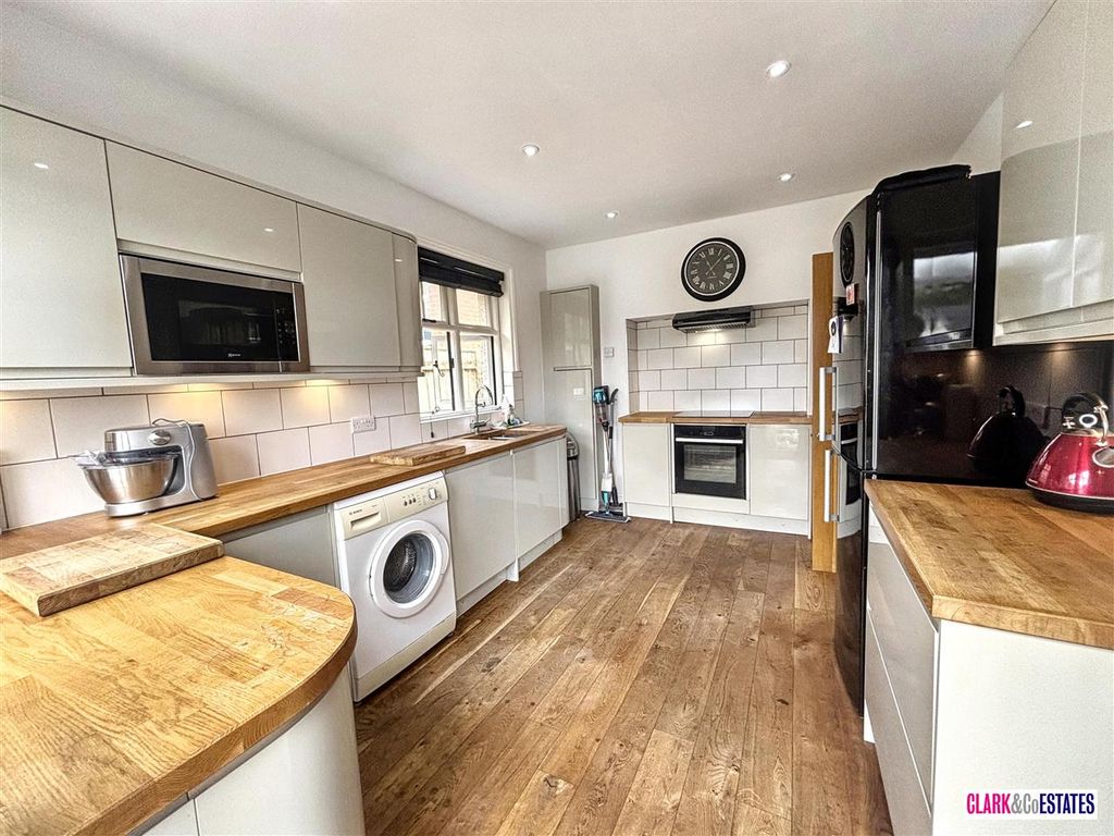 Property photo 2 of 19 Kitchen
