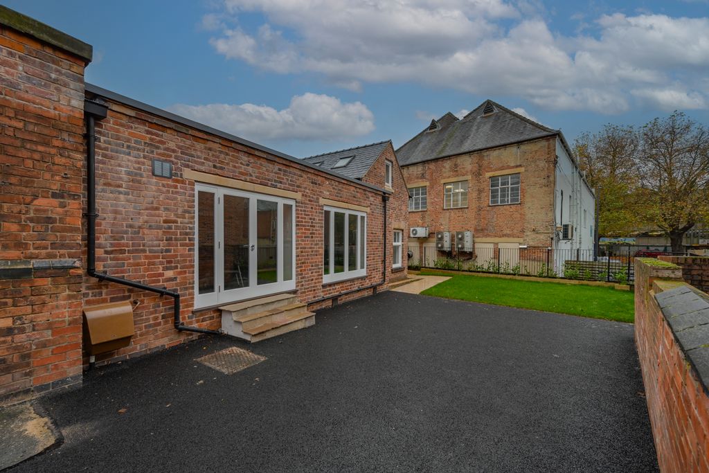 Property photo 3 of 10 Exterior