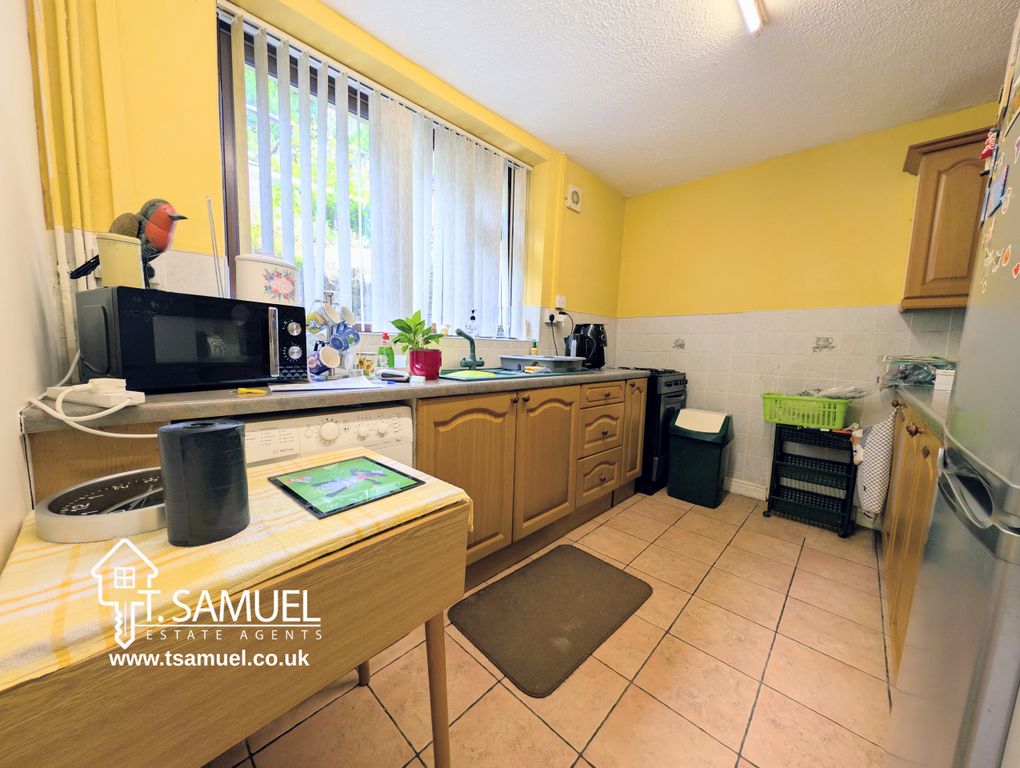 Property photo 3 of 25 Kitchen