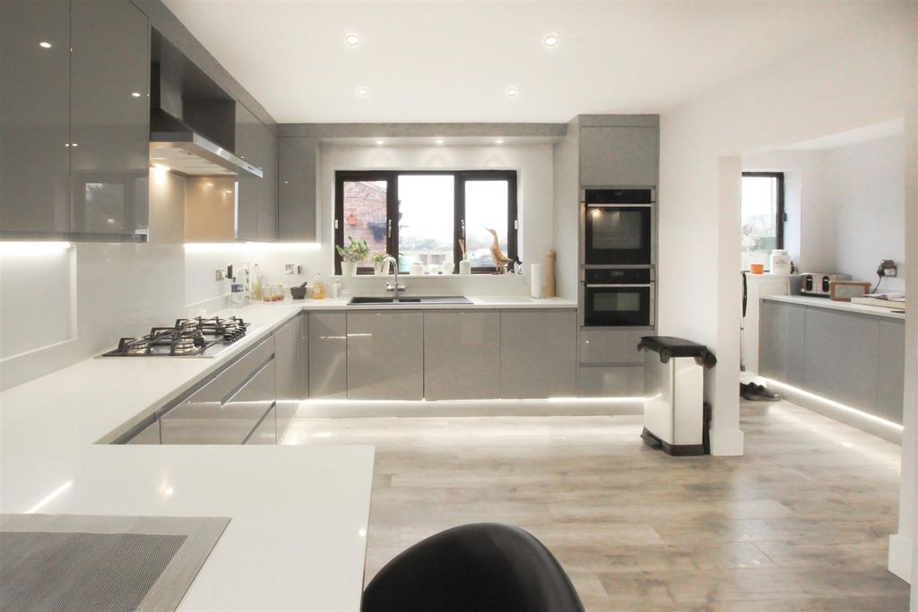 Property photo 2 of 40 Breakfast Kitchen