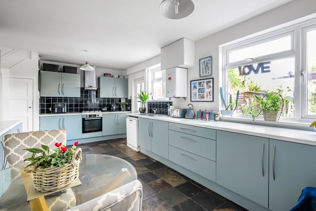 Property photo 2 of 23 3-Stoneleigh-Road-13