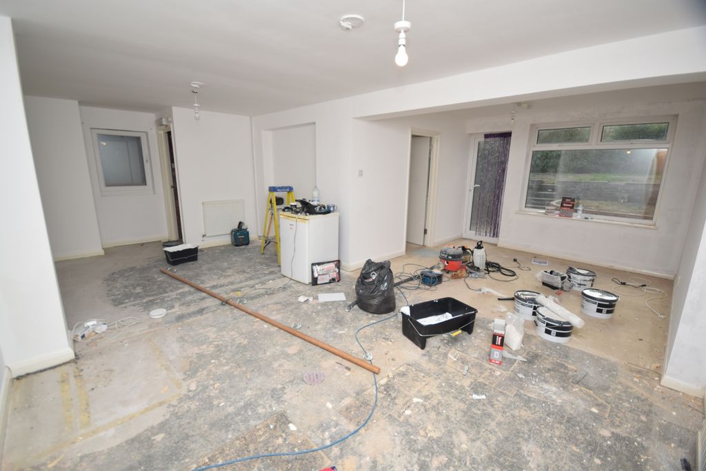 Property photo 3 of 8 Lounge