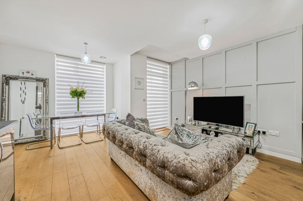 Property photo 3 of 14 Lauren Burnett - Amelia Street, London, Se17 3Py 16.Jpg