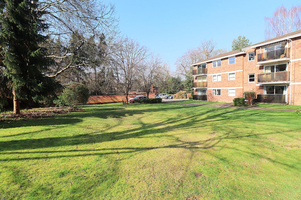 Additional image 11 of 3 bed flat for saleRapallo Close, Farnborough GU14