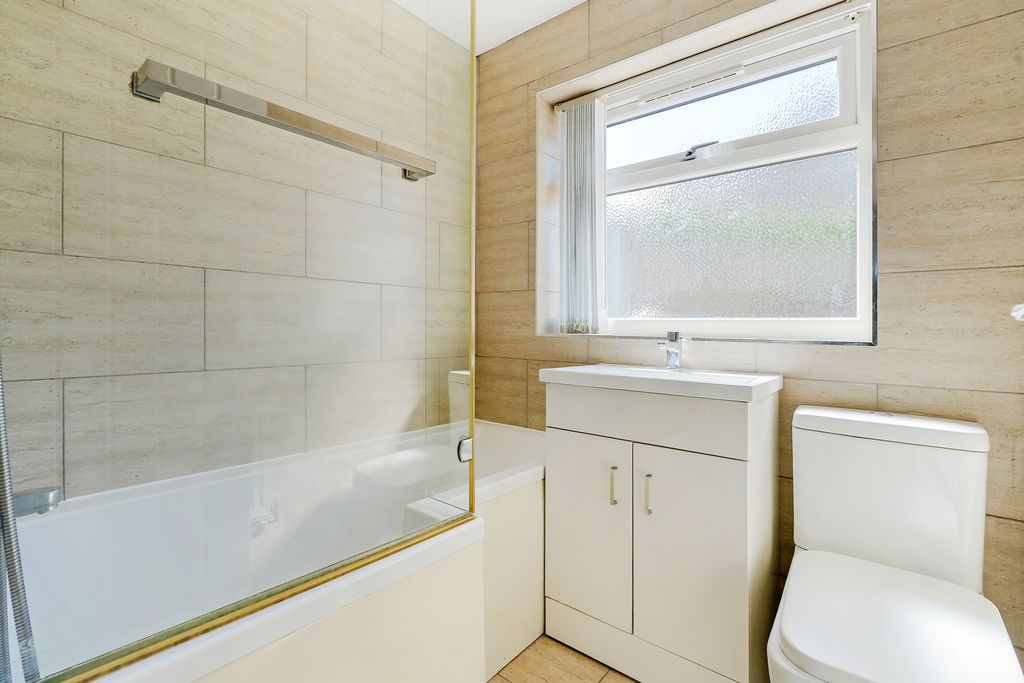 Property photo 3 of 19 Bathroom