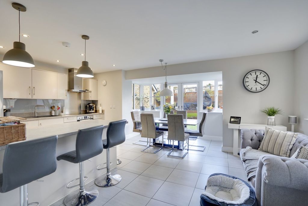 Property photo 2 of 21