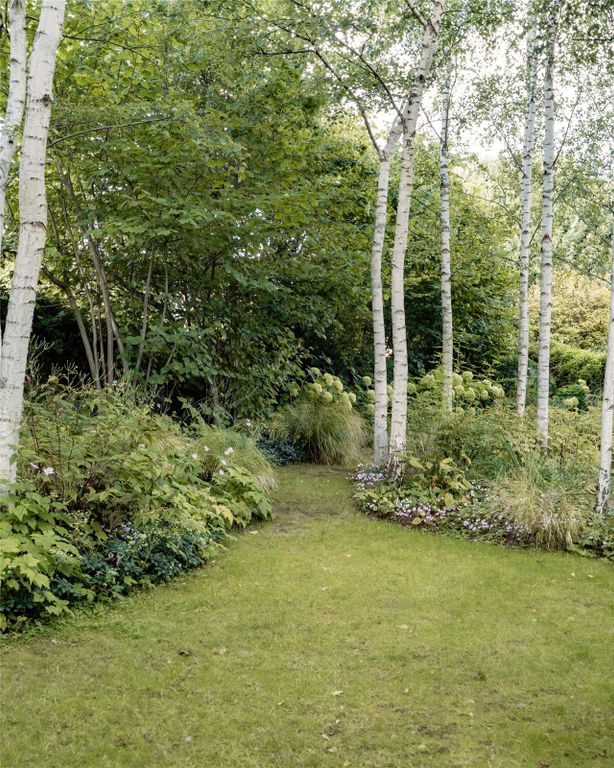 Property photo 2 of 9 Garden