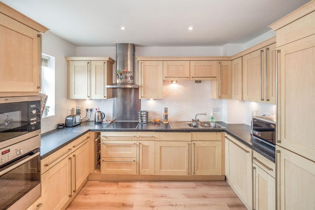 Property photo 2 of 12 Kitchen