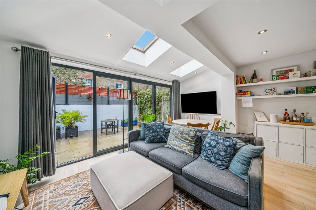 Property photo 2 of 12 Picture No. 16