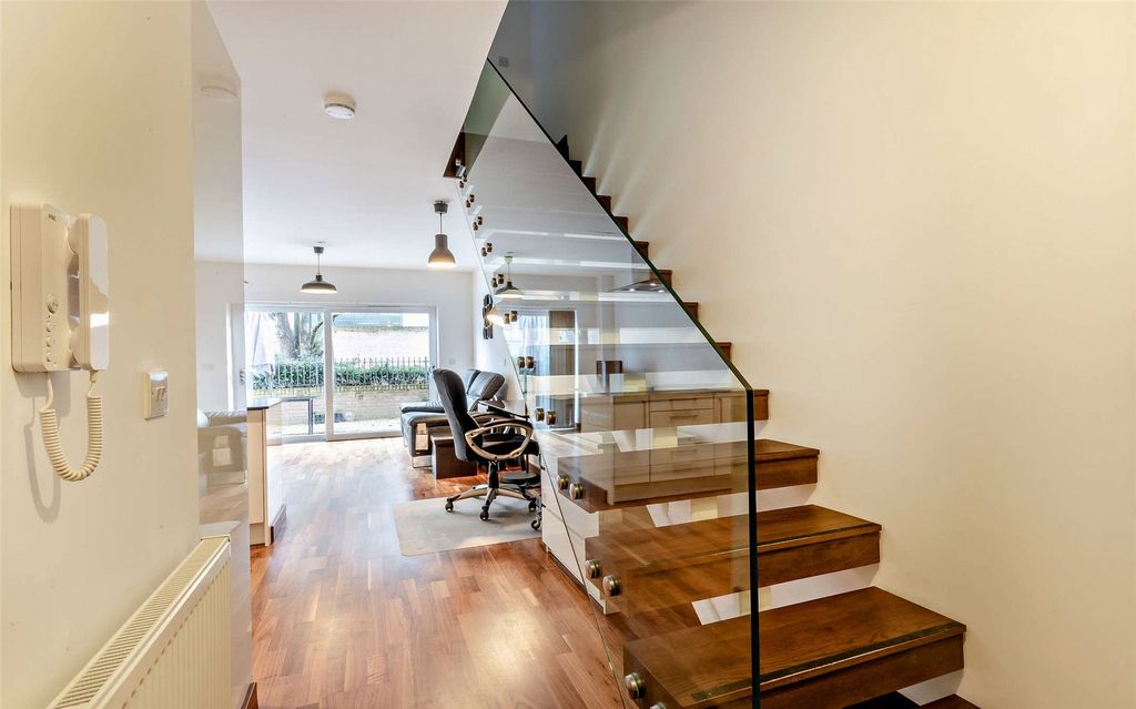 Property photo 2 of 18 Hallway